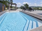 Jako v Karibiku: bazén (vodu vyhívá tepelné erpadlo) s terasou je dokonale...