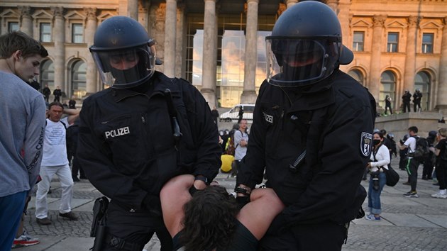Policejní kordon před budovou Spolkového sněmu prorazilo několik set pravicových extremistů. (29. srpna 2020)