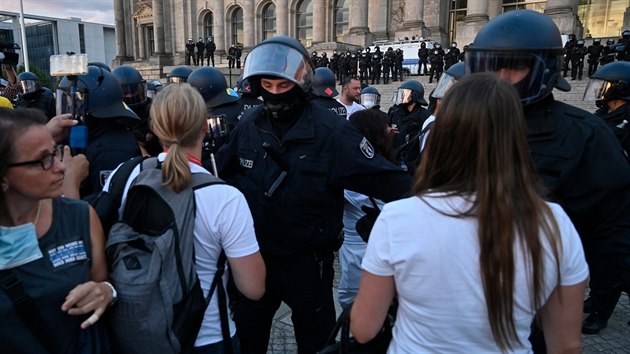 Policejní kordon před budovou Spolkového sněmu prorazilo několik set pravicových extremistů. (29. srpna 2020)