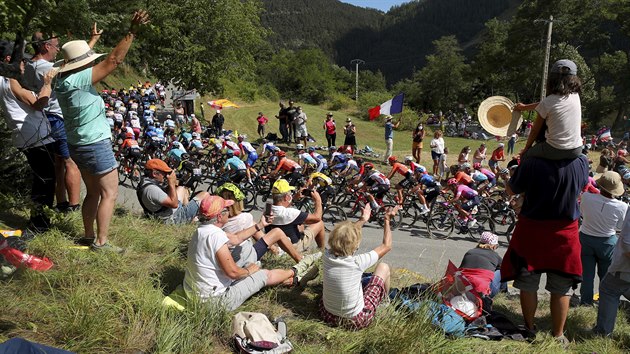 Divci povzbuzuj cyklisty pi vstupu na Col de la Colmiane v rmci druh etapy Tour de France.