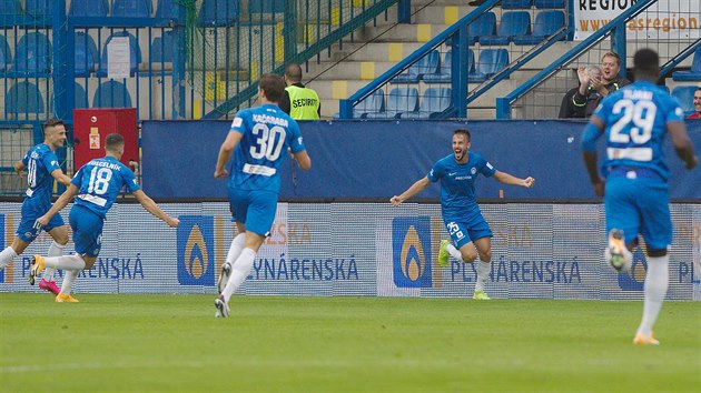 Liberečtí fotbalisté se radují z gólu Jakuba Hromady (čelem) v duelu s Plzní.