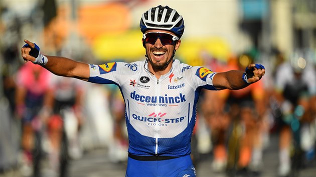 Francouzsk cyklista Julian Alaphilippe se raduje z vtzstv ve druh etap Tour de France.