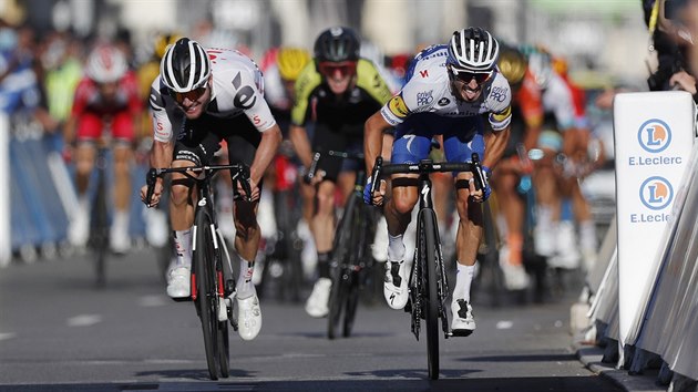 Francouzsk cyklista Julian Alaphilippe (vpravo) spurtuje k vtzstv v clov rovince druh etapy Tour de France.