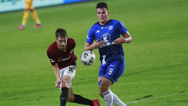 Michal Sáček ze Sparty (vlevo) a Pavel Zifčák z Olomouce bojují o míč.