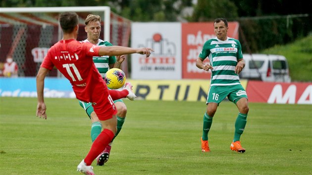 Adam Fousek z Brna (v ervenm) si zpracovv m v utkn s Bohemians.