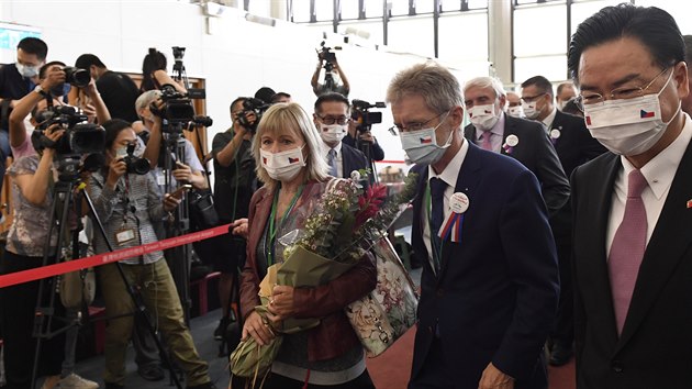 Předseda českého Senátu Miloš Vystrčil (uprostřed) s manželkou přiletěli 30. srpna 2020 do Tchaj-peje na návštěvu Tchaj-wanu. Vpravo tchajwanský ministr zahraničí Joseph Wu.