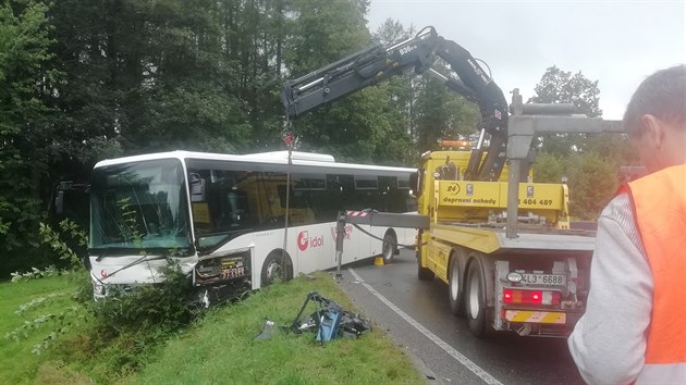 Autobus skončil po nehodě částečně mimo vozovku.