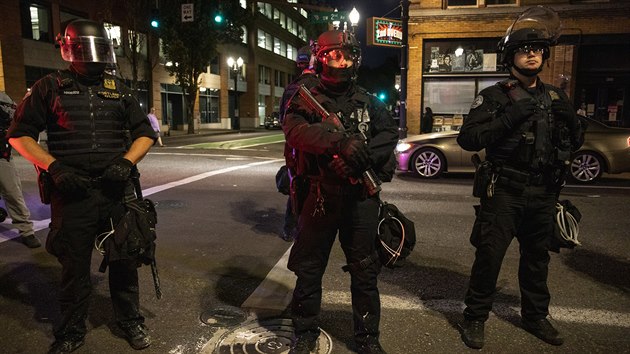 Policie v Portlandu bhem demonstrac v Portlandu. Bhem potyek pznivc americkho prezidenta Donalda Trumpa a demonstrant za prva ernoch byl zastelen jeden lovk. (29. srpna 2020)