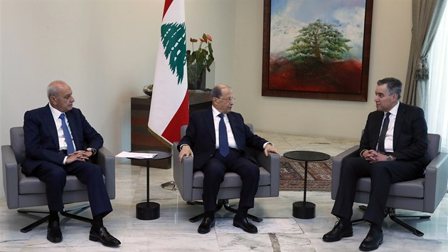 Libanonsk velvyslanec v Nmecku Mustaf Adb (vlevo) na schzce s libanonskm prezidentem Michelem Anem (uprosted). Adb by se ml stt novm premirem Libanonu. (31. srpna 2020)