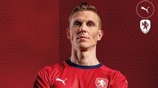 Kapitán Bořek Dočkal pózuje v novém dresu české reprezentace.