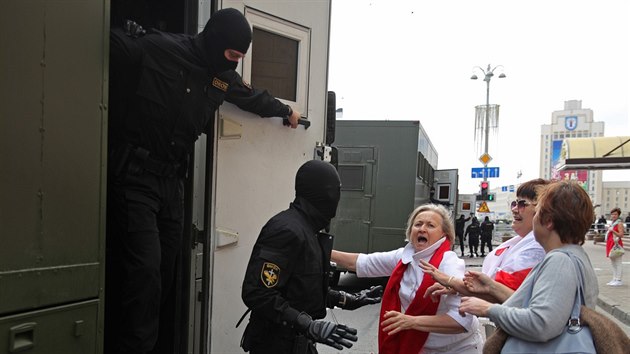 Ped dal plnovanou demonstrac v Minsku se v blzkosti tamnho nmst Nezvislosti objevilo mnostv policist. (30. srpna 2020)