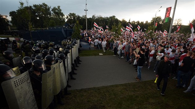 Blorusov navzdory zkazm a policejnm kordonm znovu vyrazili protestovat proti vld prezidenta Alexandra Lukaenka. (30. srpna 2020)