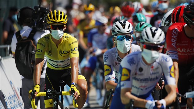 LDR V ROUCE. Julian Alaphilippe spolen se svm tmem Deceuninck-QuickStep ek na start tet etapy Tour de France.