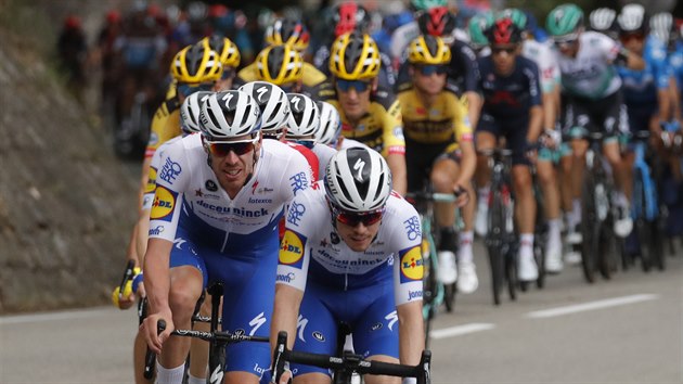 Deceuninck-QuickStep na ele pelotonu bhem tet etapy Tour de France, za nm jede Jumbo-Visma, Ineos a Bora-hansgrohe.