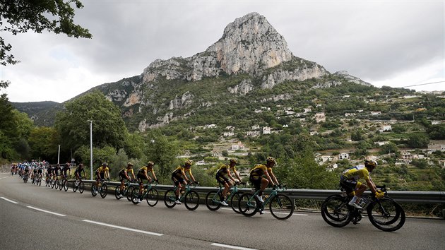 Jumbo-Visma kontroluje situaci na ele balku bhem tet etapy Tour de France.