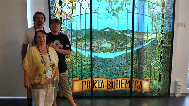 V roce 2015 vytvořili manželé Jitka a Richard Kantovi (Richard Kanta je v bílém triku) rozměrnou vitráž Porta Bohemica, která reprezentovala Ústecký kraj a Českou republiku na světové výstavě Expo 2015 v Itálii.