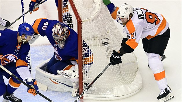 Jakub Voráček z Philadelphie se pokouší zaskočit brankáře New York Islanders Semjona Varlamova.