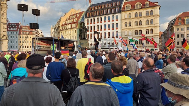 Několik stovek lidí se sešlo v centru saských Drážďan na demonstraci protiislámského hnutí Pegida. (31. srpna 2020)