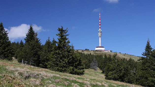 Mezi oblben a turisty hojn navtvovan msta pat v Jesenkch napklad vrchol Praddu s vyslaem.