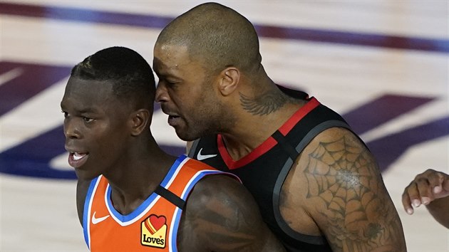 P. J. Tucker (vpravo) z Houstonu a Dennis Schrder z Oklahoma City pi konfliktu, kter se neobeel bez trest.