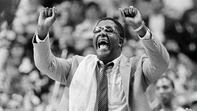 John Thompson jako trenr univerzity Georgetown v roce 1985