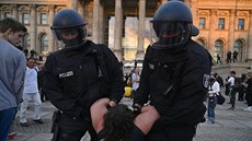 Policejní kordon před budovou Spolkového sněmu prorazilo několik set...