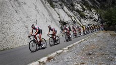 Peloton se prokousává nástrahami druhé etapy Tour de France.