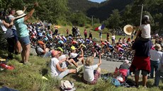 Diváci povzbuzují cyklisty pi výstupu na Col de la Colmiane v rámci druhé...