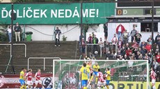 Momentka z utkání mezi fotbalisty Pardubic (v červeném) a Teplic.