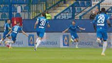 Liberetí fotbalisté se radují z gólu Jakuba Hromady (elem) v duelu s Plzní.