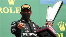 Brit Lewis Hamilton ze stáje Mercedes pózuje s trofejí pro vítze Velké ceny...