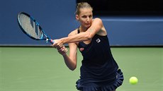 Karolína Plíková hraje bekhend v prvním kole US Open.