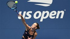 Karolína Plíková podává v prvním kole US Open.