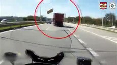 Nezajitný náklad na kamionu málem zpsobil dopravní nehodu