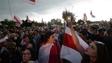 B�lorusové navzdory zákaz�m a policejním kordon�m znovu vyrazili protestovat...