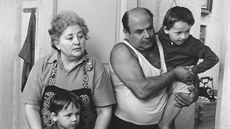 Děda a babi Homolkovi s vnuky, to jsou Josef Šebánek, Marie Mottlová a bratři...