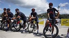 MUI V ERNÉM. Ineos na startu tetí etapy Tour de France, uprosted stojí i...