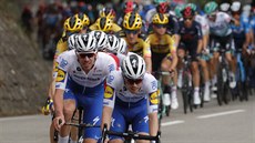 Deceuninck-QuickStep na ele pelotonu bhem tetí etapy Tour de France, za ním...