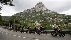 Jumbo-Visma kontroluje situaci na ele balíku bhem tetí etapy Tour de France.