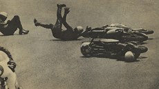 František Boček (vpravo) upadl tak nešťastně, že zůstal zaklíněný pod motorkou....