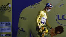 Julian Alaphilippe ve lutém dresu lídra po triumfu ve druhé etap Tour de...