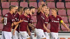 Luká� Juli� (t�etí zprava) se raduje z gólu, kolem n�j jeho spoluhrá�i ze...