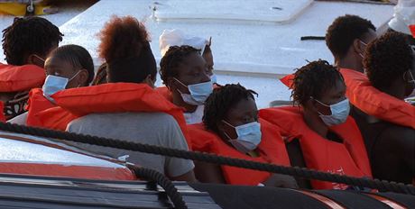 Zachránní migranti pi vylodní na italském ostrov Lampedusa (30. srpna 2020)