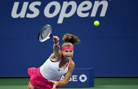 Karolína Muchová podává v prvním kole US Open.