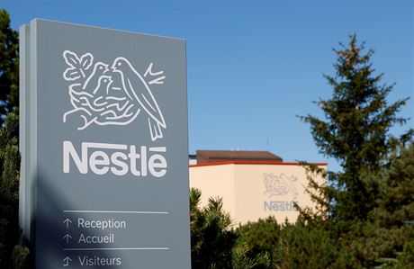 Logo spolenosti Nestlé ped branami výzkumného stediska spolenosti ve...