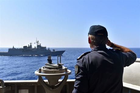 Válené lod eckého námonictva pi vojenském cviení ve východním Stedomoí...