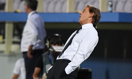 Trenér italské fotbalové reprezentace Roberto Mancini reaguje na dní v utkání...
