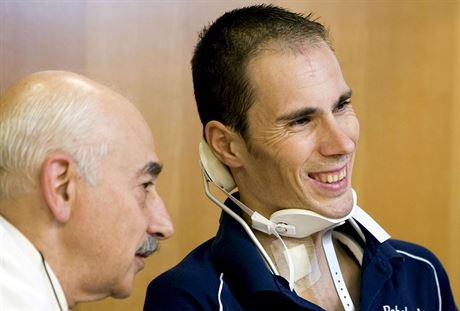 Pedro Horrillo (vpravo) u se usmívá, na cest z nemocnice ho doprovází léka...