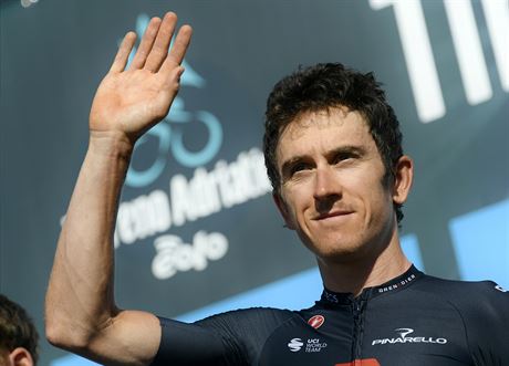 Geraint Thomas mává divákm na Tirreno-Adriatico.