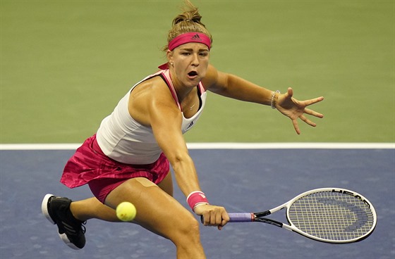 Karolína Muchová dobíhá míek v utkání prvního kola US Open.